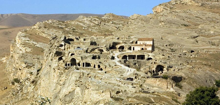 원경 — 절벽 위 동굴도시 전체