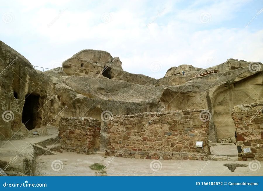동굴 성당 내부 — 3세기 바실리카