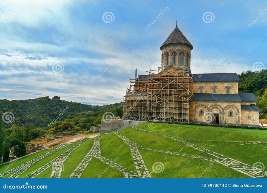 원경 — 성 니노 교회 전체