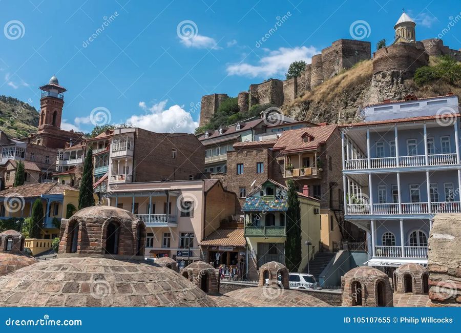 전경 — 나리칼라 요새와 온천 지구