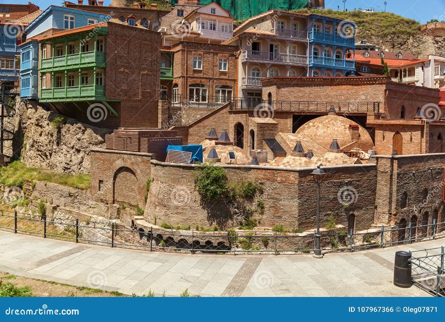 추천 — 온천탕 돔과 주변 구시가지